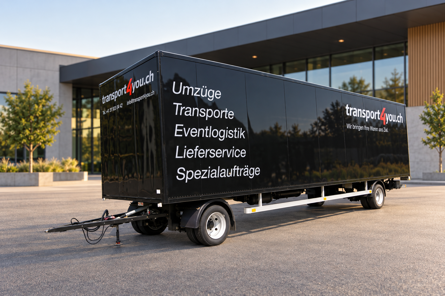 Schwarzer Anhänger mit der ursprünglichen transport4you.ch-Beschriftung